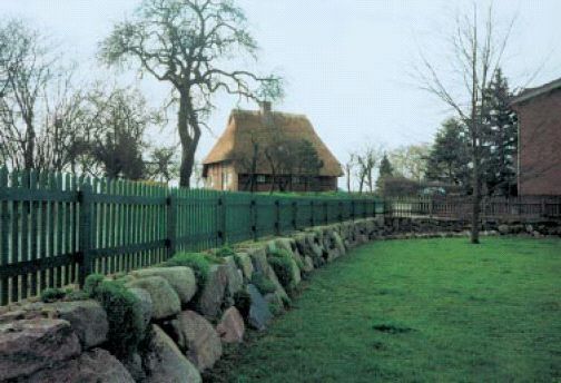 Gemeindeansicht Groß Disnack Feldsteinmauer und Fachwerkhaus