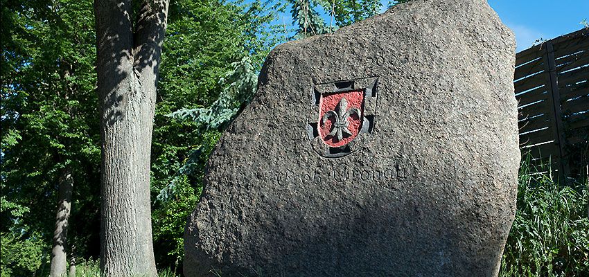 Gemeinde Gross Grönau Großer Feldstein mit Gemeindwappen