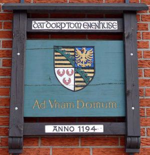 Holzschild am Gemeindehaus in Einhaus